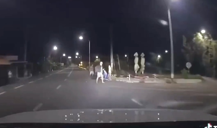 gbbbsjp's tweet photo. 【ベトナム】居眠り運転か　路肩にいた若者ら4人をはねる　2人死亡 - https://t.co/JcPkptBM8a https://t.co/C66LV3fH2R