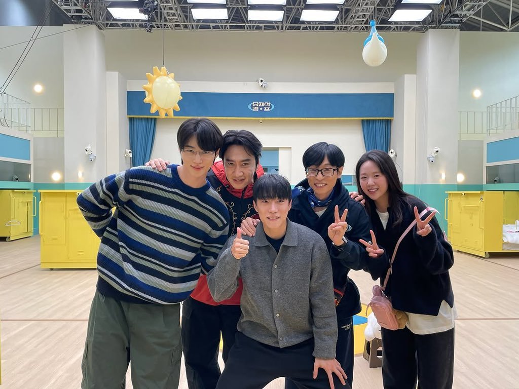 Byeonw's tweet photo. under bright, gentle lights, a circle of smiles comes together—shoulders leaning close,hands raised in cheerful signs, and a warmth that fills every corner. it is the quiet magic of good company: easy, sincere, and full of light, where laughter feels like home and shared moments. https://t.co/eiLb6sYz2G