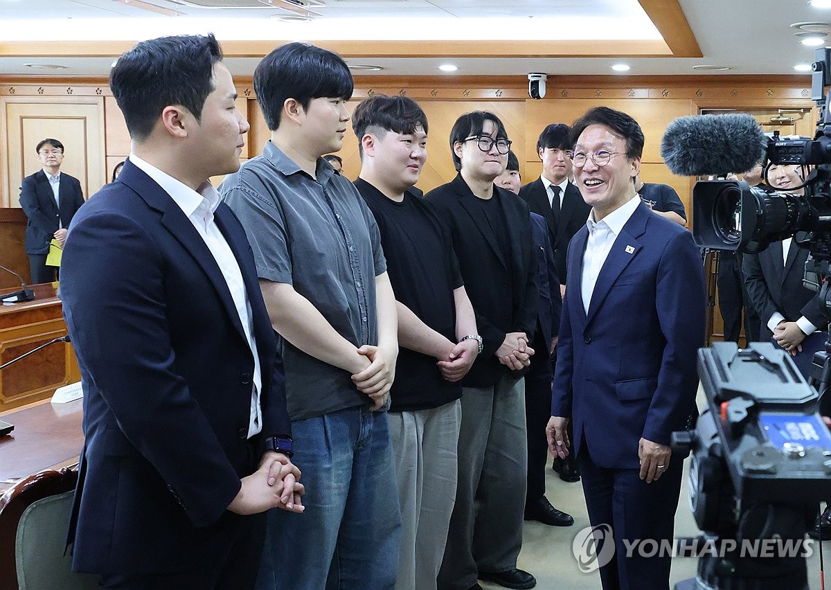 revivkms's tweet photo. 투표용지 부족, 대학생 대표 만난 김민석 국무총리

김민석 국무총리가 7일 서울 종로구 정부서울청사에서 열린 투표용지 부족 관련 대학생과의 간담회를 마친 뒤 전현직총학생회연합 등 참석자들과 인사하고 있다. 

https://t.co/JVKJPC35hI https://t.co/uUb5P9FHoN
