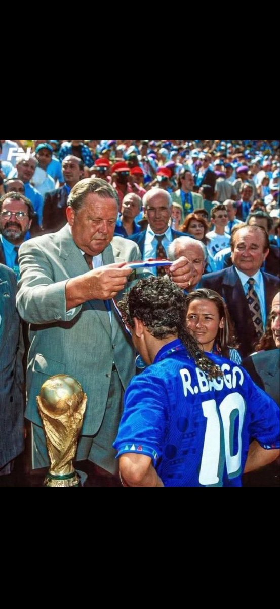 Perlu220's tweet photo. @khamis7777 الميدالية الفضية لروبيرتو باجيو في كأس العالم 1994 
ربرتو باجيو الذي مات واقفا بعض أضاعت ضربة الجزاء امام البرازيل فالنهائي
من ذلك اليوم وأنا اشجع الطليان https://t.co/ZtCOxT42Yx