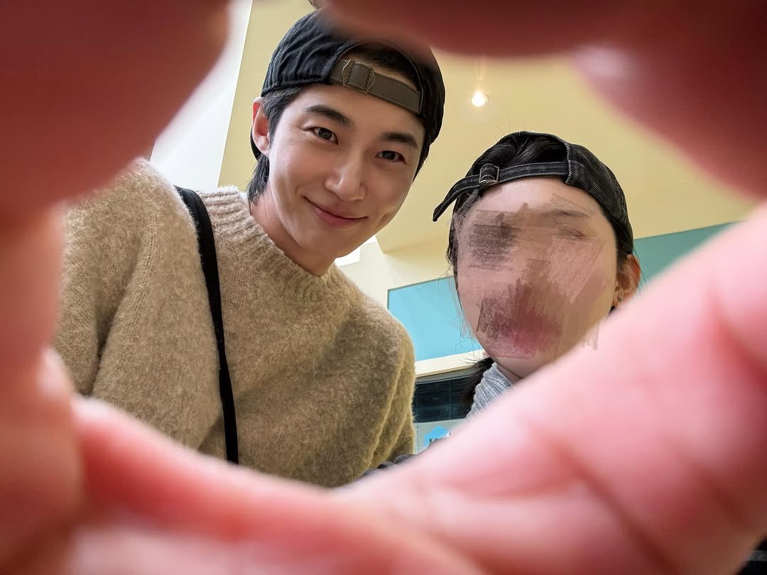 Byeonw's tweet photo. framed gently by hands and warm light, these little snapshots hold such soft joy—playful gestures, easy grins, and the quiet comfort of being close. No grand words are needed; just the light warmth of shared time, the simple magic of laughter and easy company. https://t.co/JddjYMdVrd