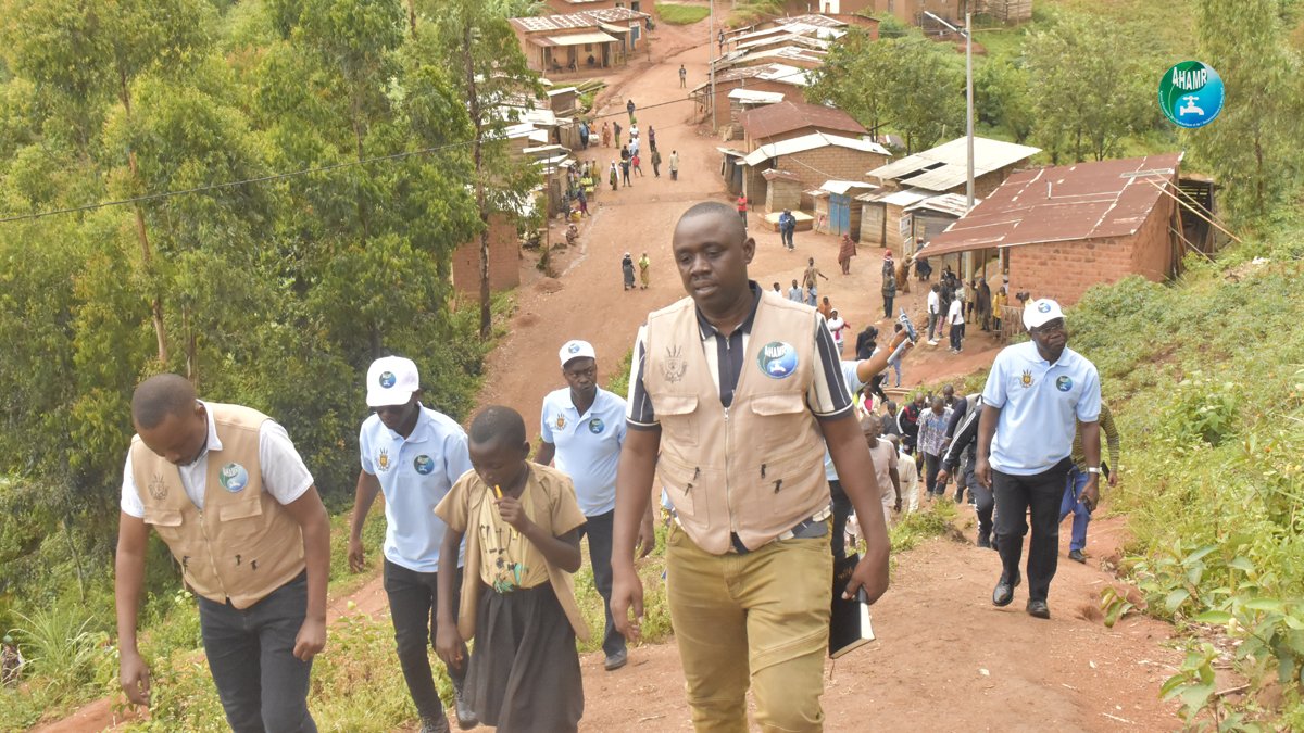 AHAMR5's tweet photo. 8/8
Les citoyens de Muhuta remercient beaucoup le Gouvernement du Burundi. Ils saluent ces actions de rapprochement de l’eau potable vers la population en cours de réalisation.

@mrmeict @BBNBurundi @AHAMR5 @RTNBurundi @MininterInfosBi @FinancesBdi https://t.co/J9qCof8eKz