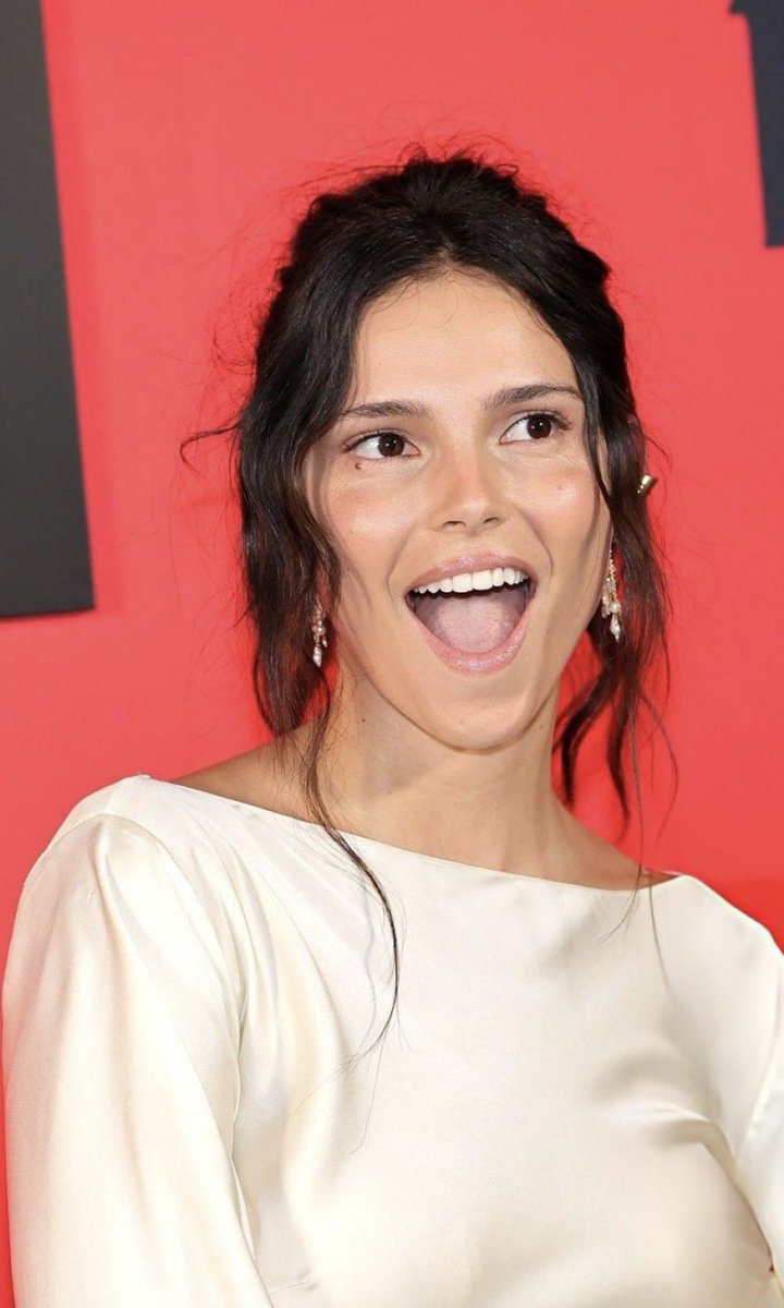 Celebrityhaze's tweet photo. > be Inde Navarrette
> US Marine dad, Aussie-Mexican roots
> bounced between 11 schools by 15
> raised on Hereditary, books 13 Reasons Why at 19
> grinds 4 seasons on a doomed CW show (Superman & Lois)
> gets her nipples pierced on her 18th birthday
> nobody sees you as a horror lead
> lands the lead in a $750k micro-budget called Obsession
> opens to $17.2M, grows 30% week 2 and keeps printing
> critics call you the new horror icon
> Dread Central compares you to Mikey Madison
> Variety & CBR pushing for Oscar buzz
> four seasons on a cancelled CW superhero show to Oscar conversations in 18 months