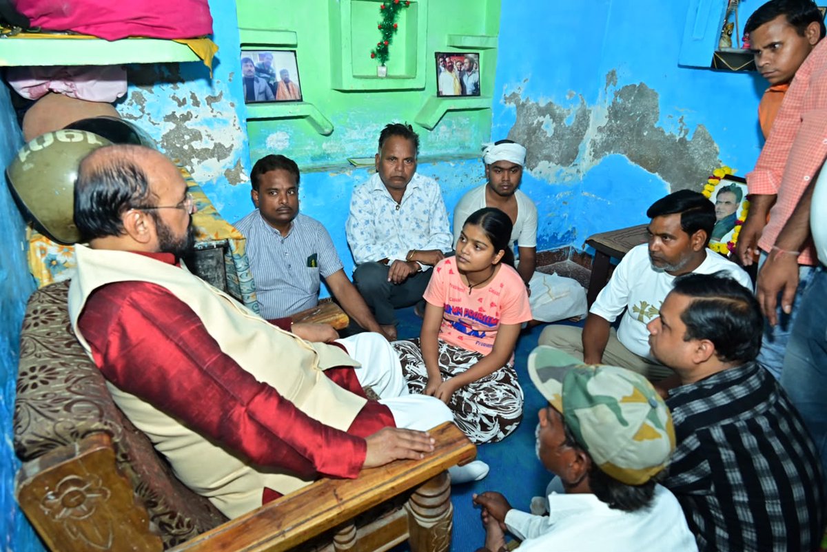 YogendraUpadhy's tweet photo. #आगरा_दक्षिण_विधानसभा के राजनगर क्षेत्र निवासी भाजपा कार्यकर्ता श्री #कुलदीप_चौहान जी का आकस्मिक निधन अत्यंत दुखद एवं ह्रदय विदारक हैं |
उनके आवास पर पहुंचकर भावभीनी श्रद्धांजलि अर्पित की एवं शोकाकुल परिजनों से भेंट कर अपनी गहरी संवेदनाएं व्यक्त कीं। https://t.co/7zOvbmmOGB