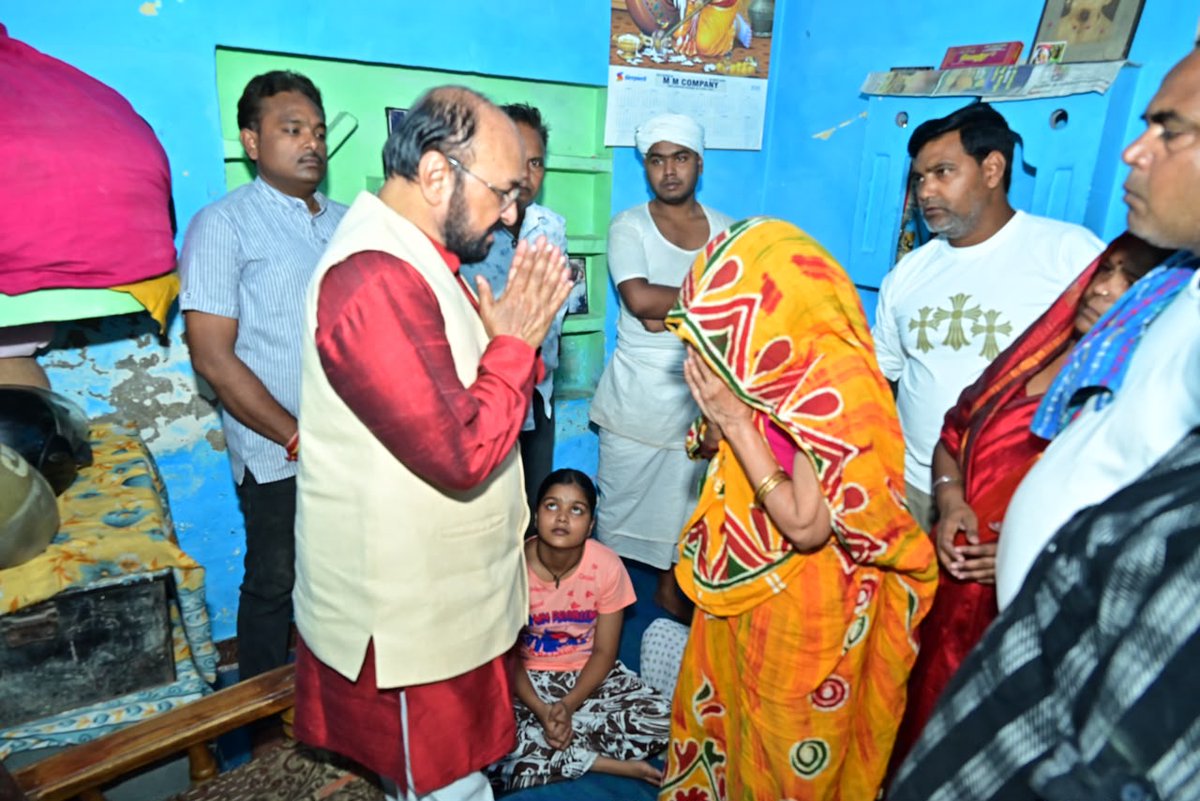 YogendraUpadhy's tweet photo. #आगरा_दक्षिण_विधानसभा के राजनगर क्षेत्र निवासी भाजपा कार्यकर्ता श्री #कुलदीप_चौहान जी का आकस्मिक निधन अत्यंत दुखद एवं ह्रदय विदारक हैं |
उनके आवास पर पहुंचकर भावभीनी श्रद्धांजलि अर्पित की एवं शोकाकुल परिजनों से भेंट कर अपनी गहरी संवेदनाएं व्यक्त कीं। https://t.co/7zOvbmmOGB