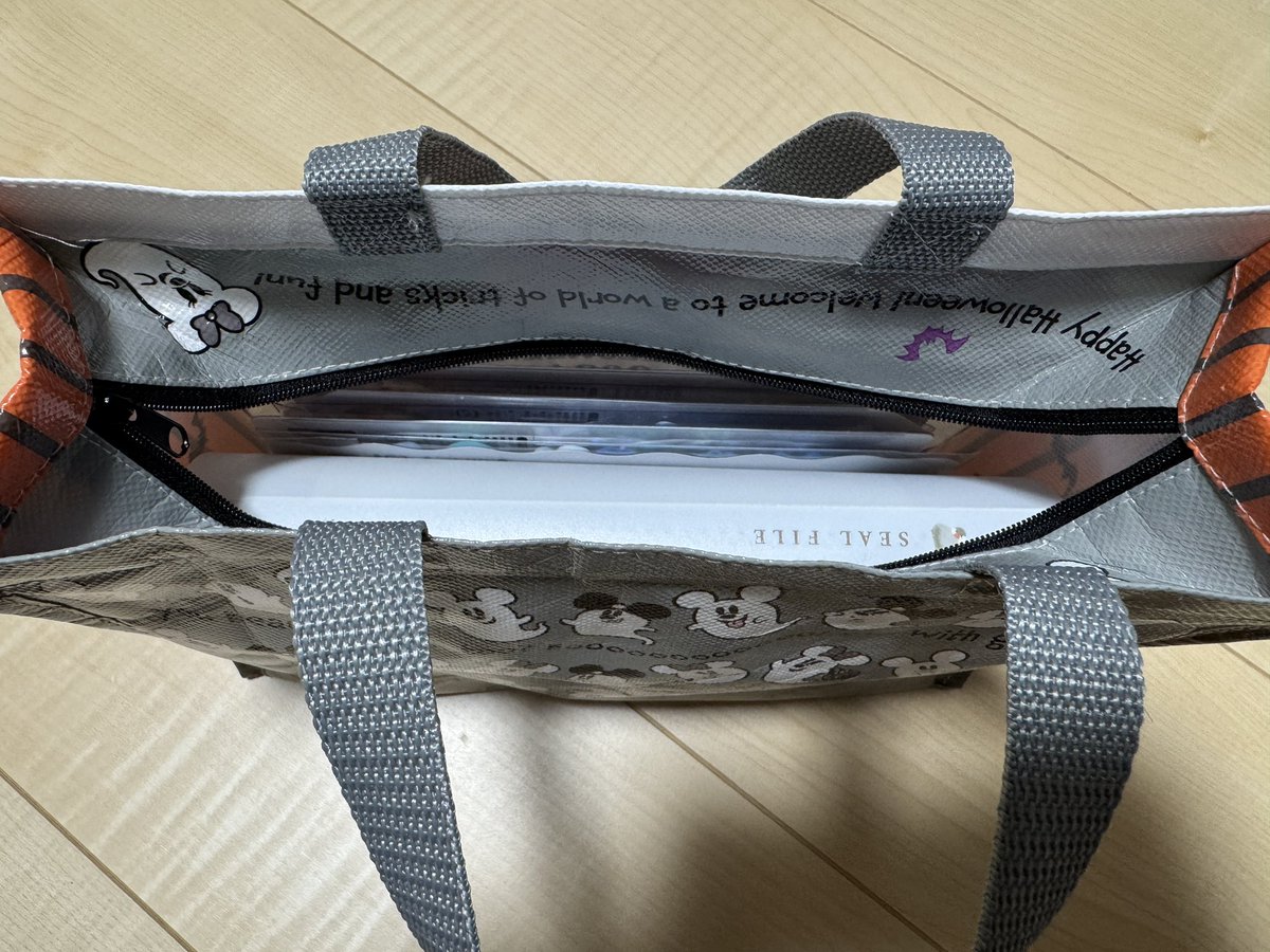 gamukei_works's tweet photo. ディズニーのチョコクランチ入りのランチバッグ？がボンボンドロップシール保管にちょうどいい(既出でしたら申し訳ありません)
#ボンドロ
#ボンボンドロップシール
#ディズニーリゾート https://t.co/xQIEc4tdbH