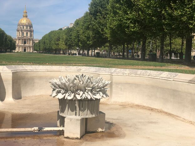 HistoireParis17's tweet photo. A Paris, plus de 50 % des 1 300 fontaines à boire gratuites et des centaines de fontaines ornementales remarquables sont aujourd'hui hors d'eau : bassins vides, jardinières à la place des jets, structures événementielles là où coulait l'eau.
C'est un double renoncement, patrimonial d'abord, bioclimatique ensuite.
Nous nous joignons à @FNE_Paris ⬇️ pour appeler la Ville de Paris à se donner enfin les moyens d'entretenir ce patrimoine vivant.