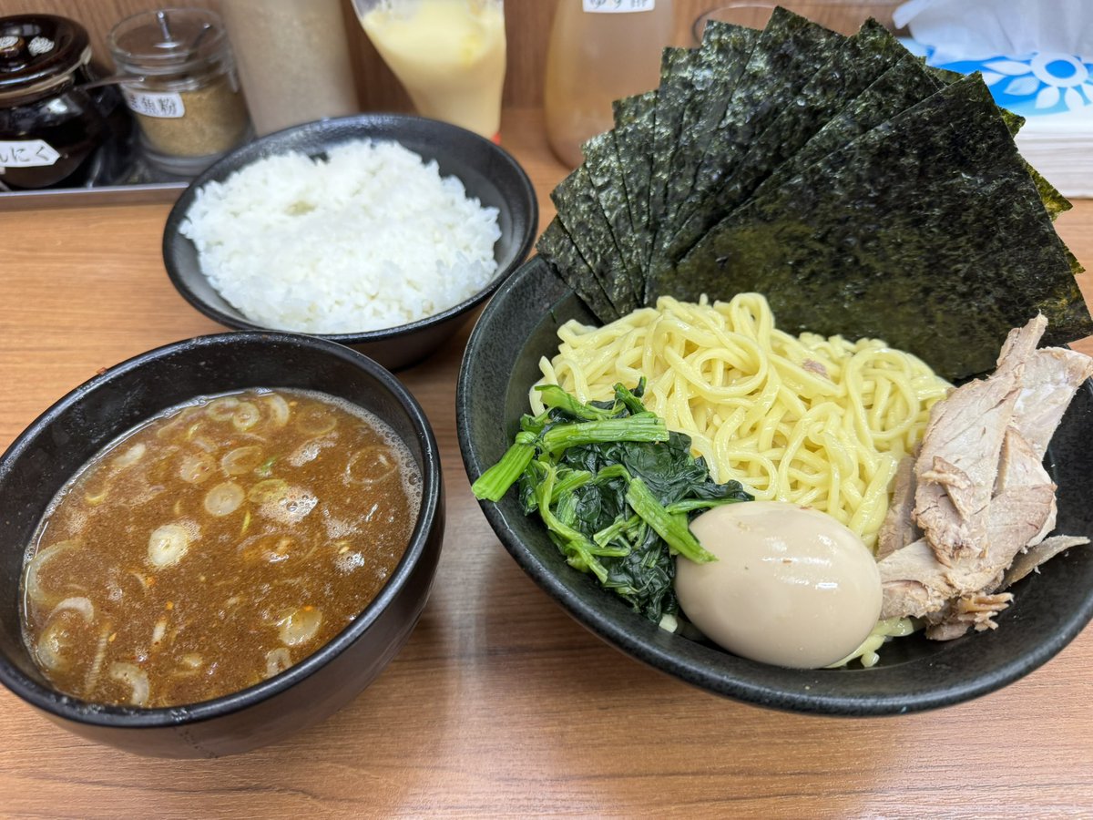 shelstine's tweet photo. 分倍河原の #若武者 さんで初めてガンダムシリーズを頼む(写真はブルーで味は赤い彗星に海苔増し)店長さんが色々と試した結果行き着いた味とのことで、とても美味しかった。大満足の一杯でした。大盛りは三玉分とのことで食べきれれば巨星墜つと言ったところかw https://t.co/FECcbH0Ns6