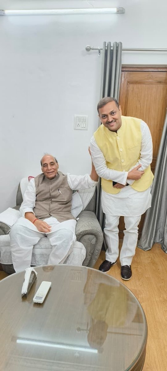Awanish_Singh's tweet photo. आज लखनऊ में देश के यशस्वी रक्षामंत्री एवं लखनऊ के लोकप्रिय सांसद आदरणीय श्री @rajnathsingh जी से शिष्टाचार भेंट कर आगामी स्नातक निर्वाचन में मतदाता बनाने हेतु उनका मार्गदर्शन एवं दिशा-निर्देश प्राप्त किया।

@BJP4India @BJP4UP https://t.co/CLuWKPOwp7