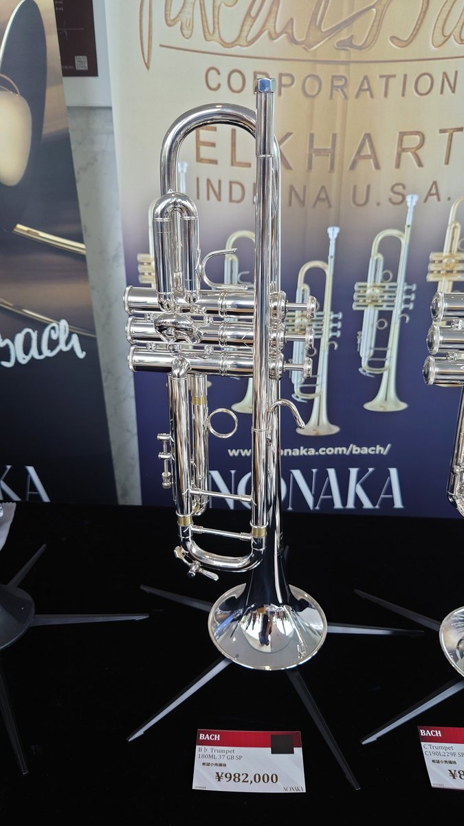 S_of_WindBand's tweet photo. 広島で岡山学芸館高等学校吹奏楽部と東海大学付属高輪台高等学校吹奏楽部のジョイントコンサートがあったので観てきました。
野中貿易さんがいて話をしてたら高輪台高校のトランペットは全員写真4枚目の100万円弱のTP使ってるそうです。
両校全国金賞だけあって上手っ！って感じでした。
#がくたか https://t.co/moLuqP9KBz