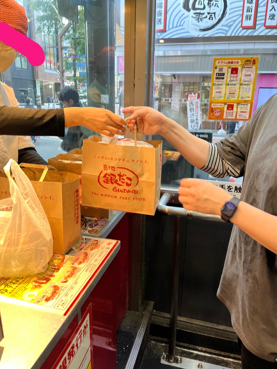 mtzn3's tweet photo. オカマバーで古い音ゲー曲のDJを聴きながらたこ焼きを食べるイベントは最高でした！！みんなすごく良い顔してた！！主催がかわいい！！#ヒストリズム https://t.co/b602fvmK5s