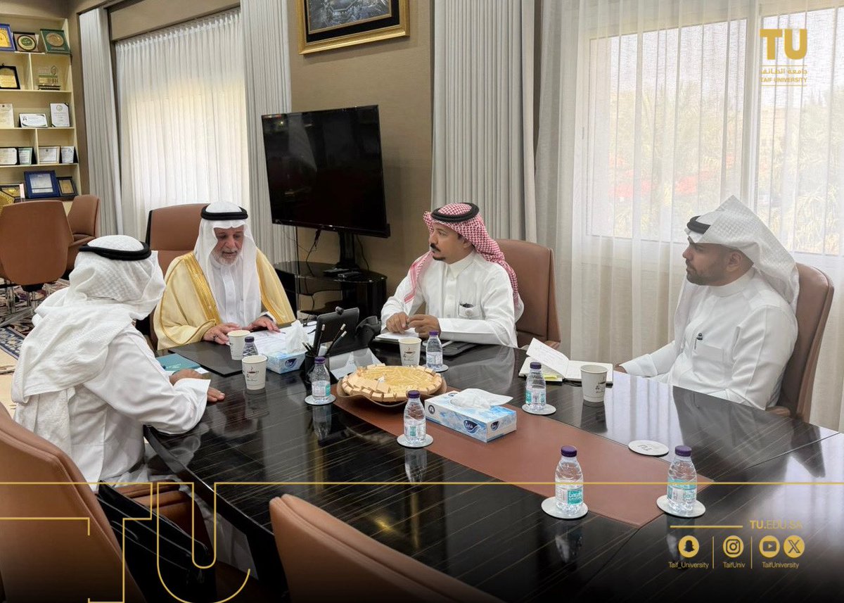 TaifUniversity's tweet photo. في خطوة تعكس اهتمام #جامعة_الطائف بتبني المبادرات النوعية الداعمة للاستدامة والتنمية البيئية عقد سعادة رئيس الجامعة أ.د. يوسف بن عبده عسيري اجتماعاً بمكتبه بحضور عميد كلية الهندسة الدكتور عبدالله الزهراني ووكيل الكلية الدكتور صالح الغامدي والمهندس عبدالرحمن فهيد الفعر ممثل مشروع ومسابقة تصميم منتجع بيئي يؤسس لمعايير الاستدامة والمحافظة على البيئة بمحافظة الطائف والمدعوم من جمعية المعماريين الأمريكية (AIA).

وسوف تحتضن جامعة الطائف هذا المشروع والمعرض المصاحب له في رحاب جامعة الطائف ممثلةً في كلية الهندسة وتهدف الفعالية لاستعراض أهداف المشروع الرامية إلى تعزيز مفاهيم الاستدامة والمحافظة على البيئة وتوظيف الحلول الهندسية المبتكرة لدعم التنمية البيئية والسياحية بمحافظة الطائف ، بما يعزز دور الكلية في دعم المبادرات الهندسية ذات الأثر التنموي المستدام.