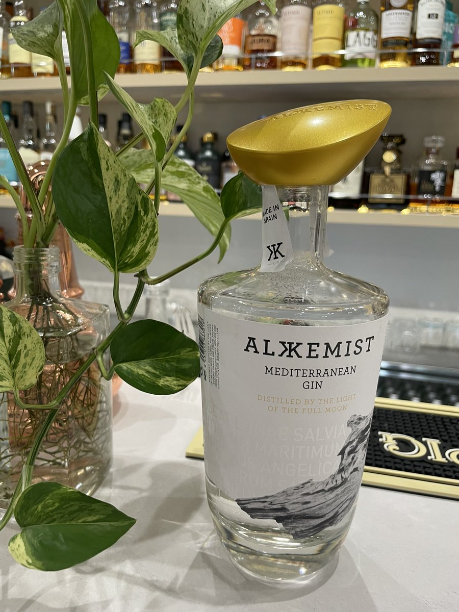 touya0904's tweet photo. 映画を観る前に飲みに行ってしまった。
いろんなジン飲めて幸せ！ https://t.co/CnOB5nfAuA