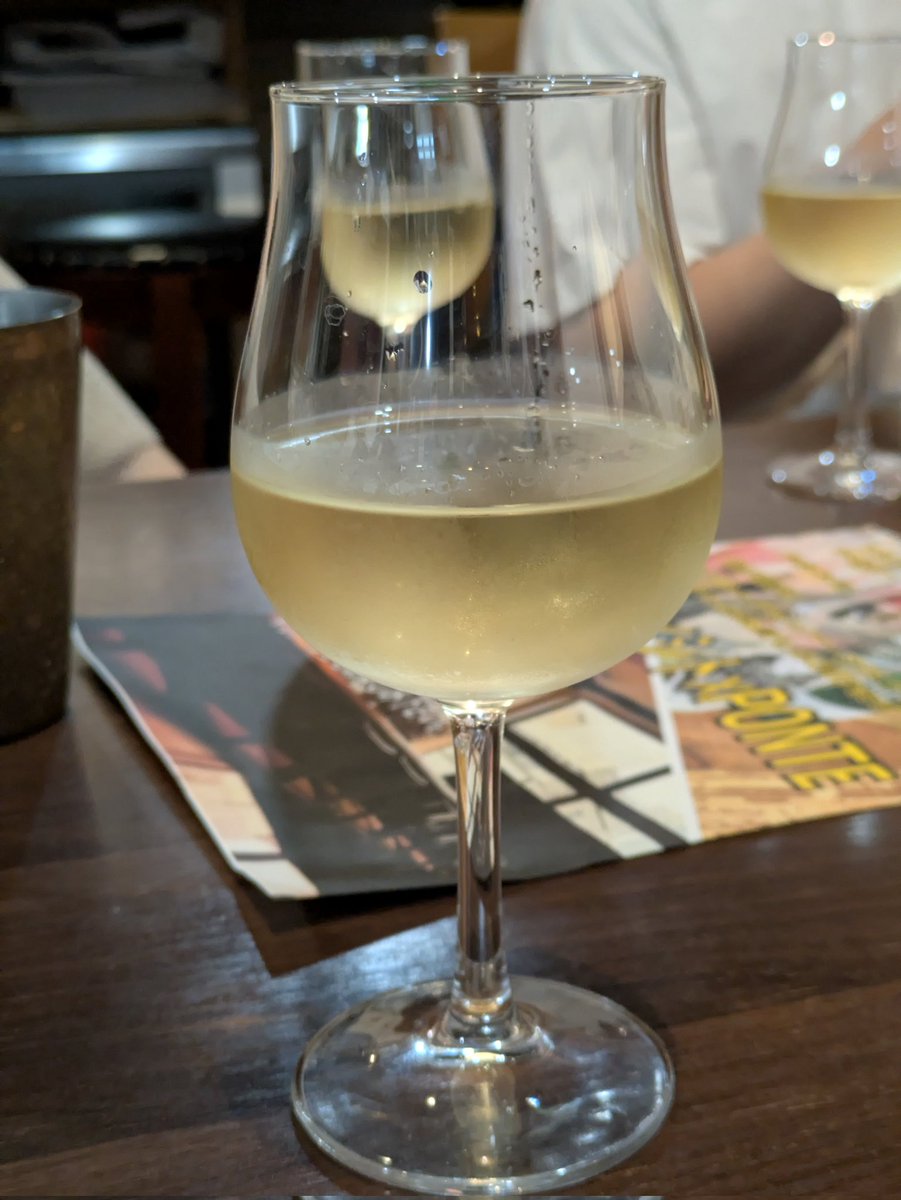 hako5240's tweet photo. #欧州酒場サケトメシト にて、アルザスワイン会。初手はリースリングのグラン・クリュ。りんごの芯にミネラリー、酸味が立ちつつもやや柔らかめの飲み心地。食事が出る前になくなっちまいますね。 https://t.co/FgSg9x3KDk