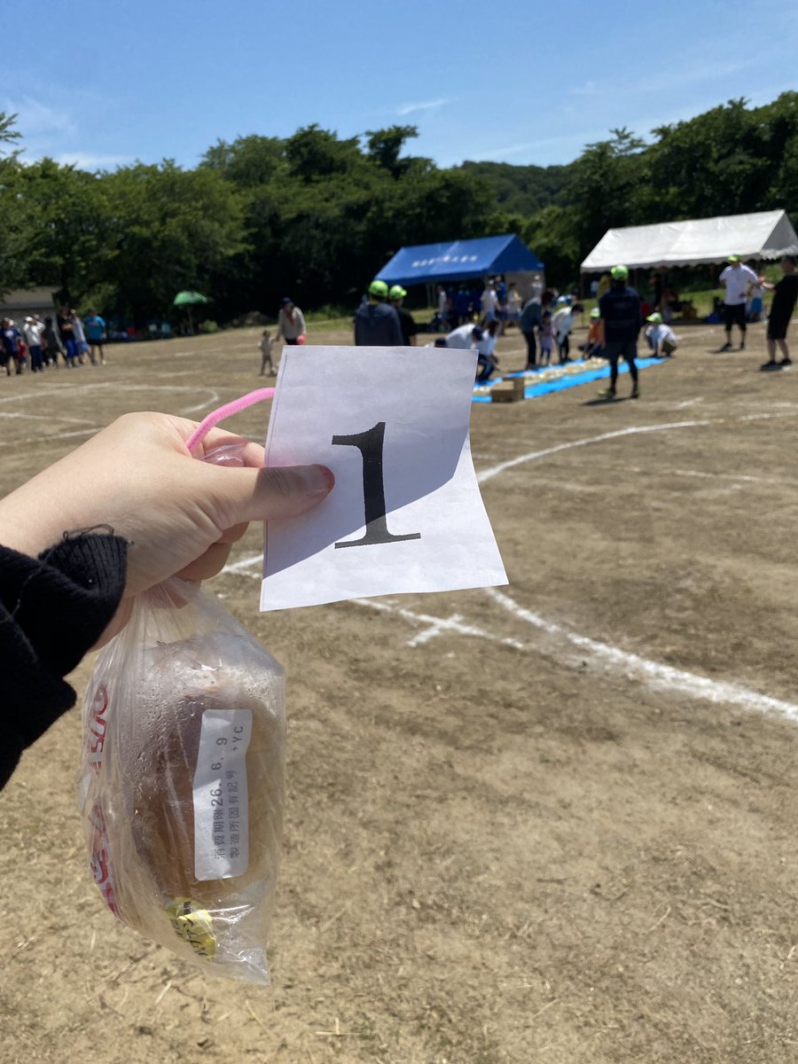 koimunoko's tweet photo. 運動会。パン釣り競争は1位でした🥇あと、夫婦で出たボール運びは同級生夫婦とたちと競ってこれもまた1位でした！🥇もうそれだけで満足じゃ。疲れた。 https://t.co/WV7iQk6CWu