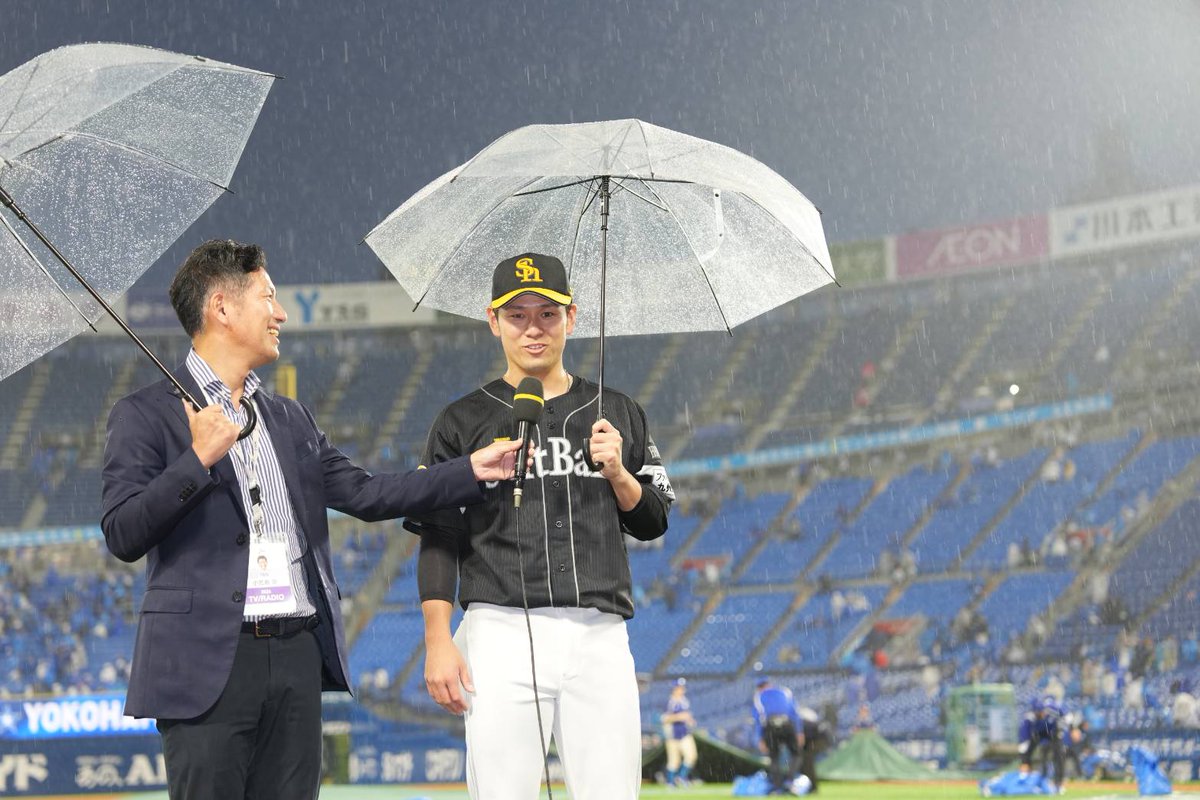 takafullc2's tweet photo. プロ初勝利となった伊藤優輔投手！

小久保裕紀監督と記念撮影📷

雨が降る中、傘をさしながらのヒーローインタビューとなりました😆

#sbhawks #鷹フル https://t.co/WO5XmZxNlg