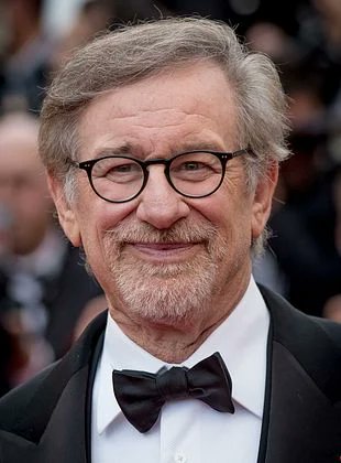 wouilisam's tweet photo. 💥💥💥 Steven Spielberg soutien la divulgation en cours sur les OVNIS

1. Entertainment Weekly

"Nous avons commencé le tournage de  Disclosure Day avant la sortie du documentaire », explique le réalisateur, ajoutant que « c'était formidable qu'il soit sorti en premier et ait contribué à sensibiliser le public"
[A propos du doc "The age of disclosure"]

2. Discussing films
"Il ne s’agit pas d’un examen holistique des ovnis à travers l’histoire, mais [plutôt] du point de vue des lanceurs d’alerte qui se manifestent maintenant et commencent à [révéler la vérité.]"

3. Metro UK

"Je ne prétends pas savoir quoi que ce soit. J’ai fait le film basé sur tout ce que j’ai pu rassembler via les documentaires sur les OVNI, les gens qui rapportent cela de la communauté du renseignement à Washington DC. Il y a eu des lanceurs d’alerte, des pilotes de l’Air Force. Il y a eu tellement de divulgation ces six dernières années. Donc je pense que c’est le moment où nous allons découvrir quelque chose. Je sens que les coïncidences sont là : nous avons fait le film et soudain le gouvernement commence à libérer des images (pas très claires, mais des images sont libérées)."

4. Associated Press 

"C’est mon premier film qui sera considéré comme de la science-fiction alors que je ne le considère pas comme tel. Il est bien plus le reflet du monde tel qu’il évolue et des découvertes qui sont faites en ce moment même."

"Je suis convaincu de l'existence de la vie extraterrestre depuis que j'ai réalisé "Rencontres du troisième type" il y a 50 ans. Mais j'ai toujours dit : tant que je n'aurai pas vu de mes propres yeux un PAN ou un OVNI, je ne pourrai pas affirmer catégoriquement que la vie venue d'ailleurs est venue sur Terre. Mais j’ai changé d'avis. Je suis maintenant prêt à reconsidérer ma position face aux preuves circonstancielles accablantes."

"Je m’identifie aux personnages qui n’ont pas peur des événements mystérieux qui leur arrivent et qui luttent pour leur survie en essayant de découvrir ce qu’ils ignorent."

5. TODAY

"Cela a tout changé pour moi. Ce n’était pas juste sensationnalisé. Mais les grands médias prenaient cette affaire très au sérieux."
[il parle de la publication des vidéos OVNI et de l'audience au congrès en 2022]

"Je n'ai évidemment aucune preuve, car je ne dispose d'aucune information privilégiée concernant la présence d'extraterrestres parmi nous, mais je pense que les indices qui existent actuellement sont extrêmement convaincants et nous permettent d'affirmer que nous ne sommes pas seuls."

"Eh bien, que vous soyez prêts ou non, ça arrive. C'est le principe de base de notre film." [En réponse à la question sur la l'état de préparation de l’humanité]

6. BBC

"Mon point de vue est devenu plus réaliste. Il y a beaucoup de mystères et de choses qui ne sont pas divulguées, mais je suis devenu plus optimiste quant à la possibilité que les gens découvrent des choses qui nous ont été cachées."

"Il s'agit d'empathie et de rassembler les gens, et un événement comme la découverte de l'existence des extraterrestres « rassemblerait les gens"

"Oui. Et j’accepterai ce qu’ils sont."
[Sur la découverte d’une vie extraterrestre de notre vivant]

7. CBS Sunday Morning

"Non. Je le mérite une observation, j'ai besoin d'une observation. Je suis l'ambassadeur de ces gars"
[on lui demande s'il a déjà vécu un évènement paranormal]