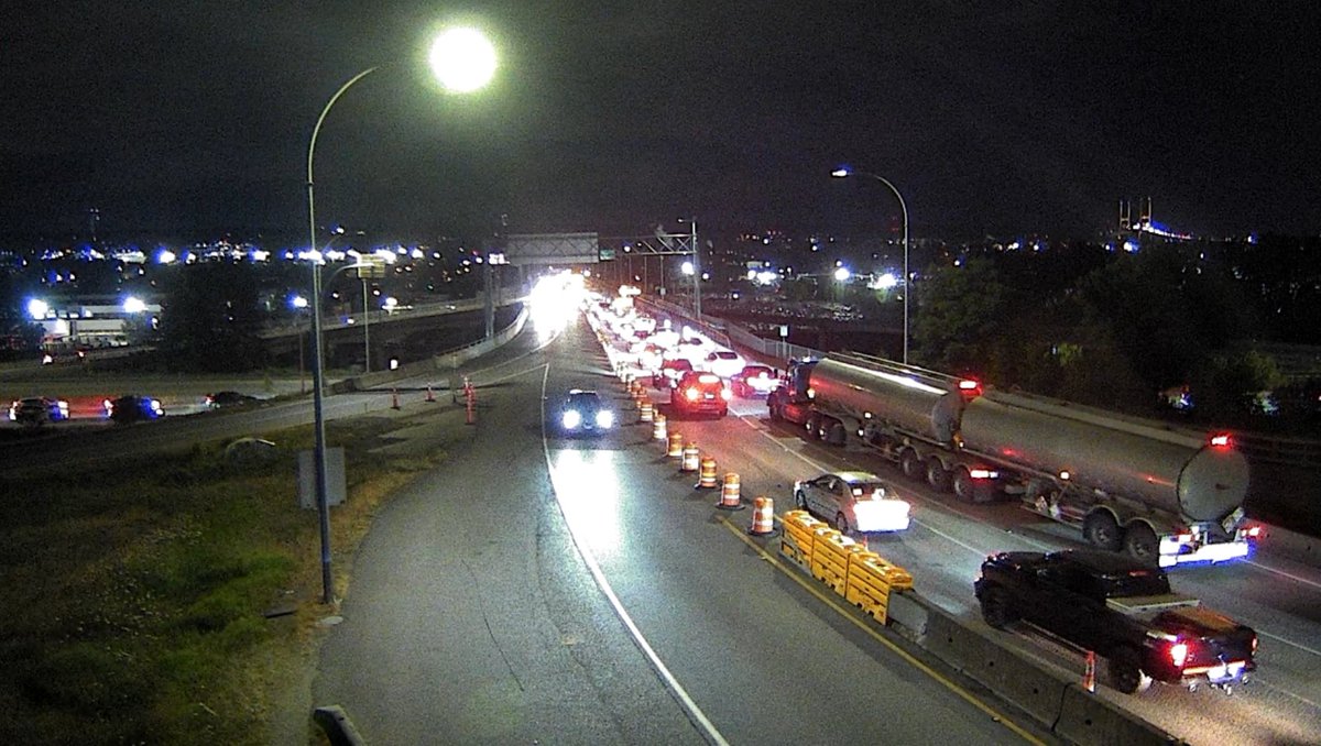 DriveBC's tweet photo. 🦺#QueensboroughBridge - overnight maintenance is underway.
The bridge will be down to one lane in each direction until approximately 9:00am Sunday.
Watch for traffic control and reduce your speed.
#NewWest #BCHwy91A
ℹ️https://t.co/rA9jHKbGe8 https://t.co/iuuz2VY1M5