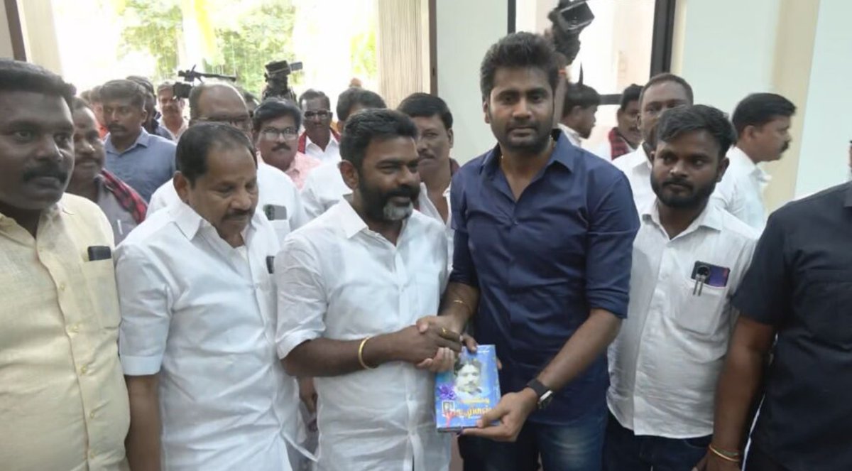 sunnewstamil's tweet photo. #JustNow | விசிகவில் இருந்து அண்மையில் விலகிய முன்னாள் எம்.எல்.ஏ. பனையூர் பாபு திமுகவில் இணைய அண்ணா அறிவாலயம் வருகை

திமுக தலைவர் மு.க.ஸ்டாலின் முன்னிலையில் சுமார் 1,200 ஆதரவாளர்களுடன் கட்சியில் இணைகிறார்

#SunNews | #PanaiyurBabu | #DMK https://t.co/yuRdXSwnnq