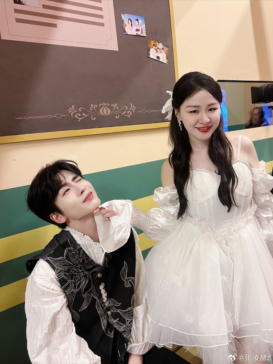 cherish_my_52's tweet photo. 개추파때 김정언니랑 찍은 사진들 다 좋아🫶

#장릉혁 #ZhangLinghe #张凌赫 https://t.co/dhrCIEFLxx