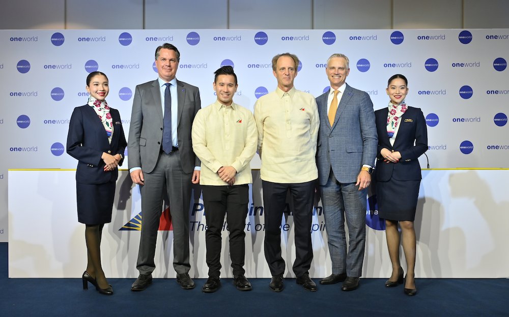 AeronewsGlobal's tweet photo. Philippine Airlines @flyPAL will join @traveloneworld. PAL’s entry will make it the 16th member of oneworld and only the second full member airline based in Southeast Asia.

https://t.co/DmzgLKFV4S https://t.co/oqDgD8hHgf