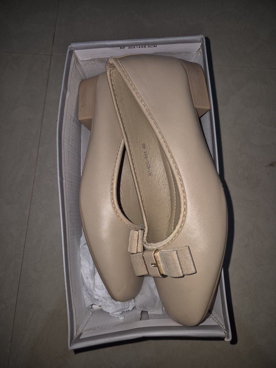 cardifolds's tweet photo. 🐞 wts sepatu 80k, baru sekali pake buat wisuda, UK 40, bisa 🍊 yaa https://t.co/mzHwrznhws