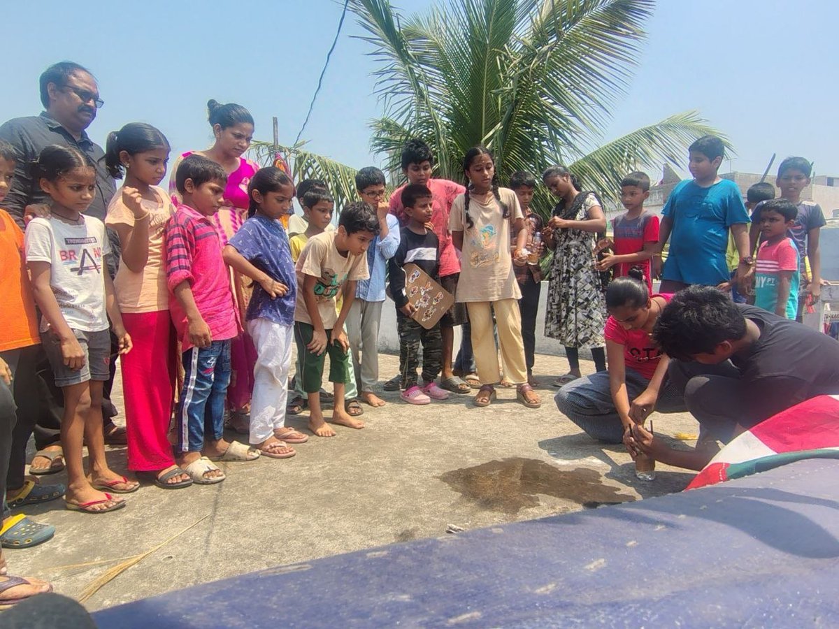 SBSLibraryVizag's tweet photo. విశాఖపట్నం పెదజాలారిపేటలో షహీద్ భగత్ సింగ్ లైబ్రరీ నిర్వహిస్తున్న సమ్మర్ క్యాంప్ ఉత్సాహంగా కొనసాగుతోంది. వేసవి వేడిలో కూడా పిల్లలు సమ్మర్ క్యాంప్‌లో ఆనందంగా పాల్గొంటున్నారు. 

1/ https://t.co/jfxvUHgojL