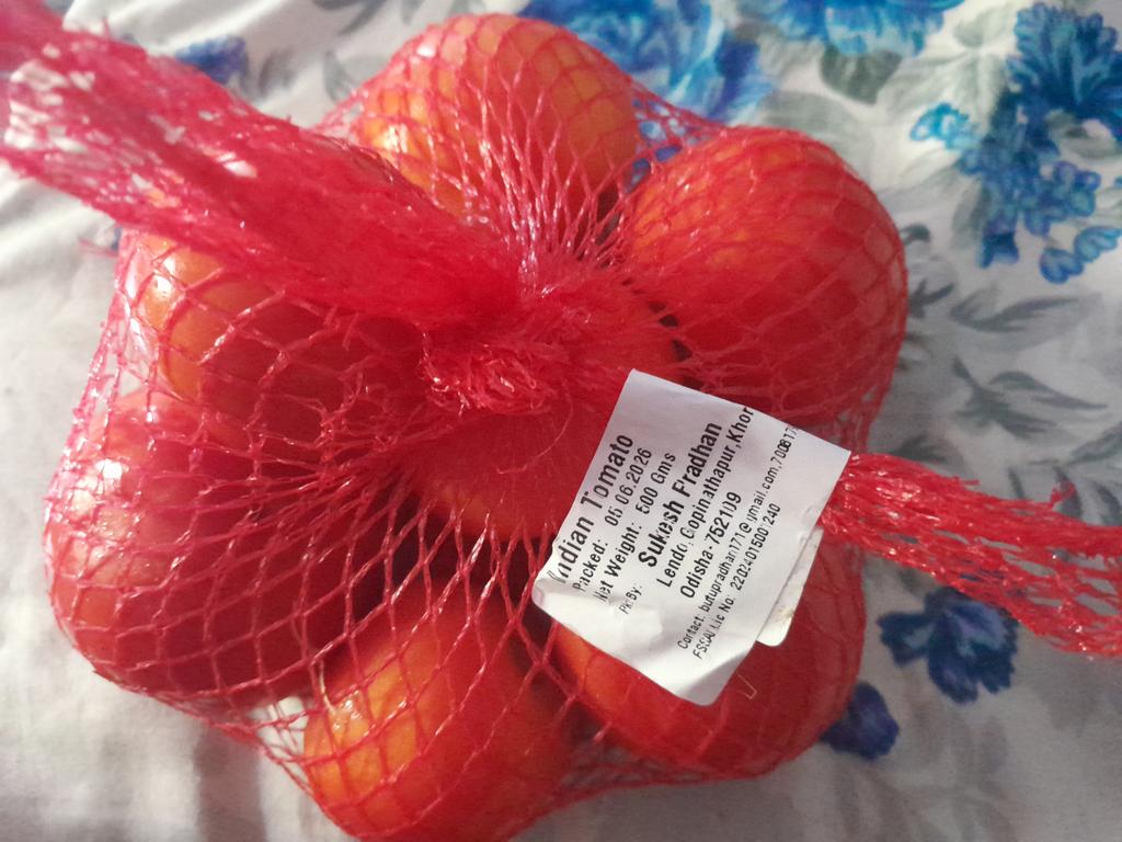 thehellin17's tweet photo. Received choco chips hide and seek instead Almond and Less quantity of Tomato 🍅. @Swiggy @instamart_it 
The tomato quantity showing 500g but delivered 350g approx. https://t.co/86WY4hNonU