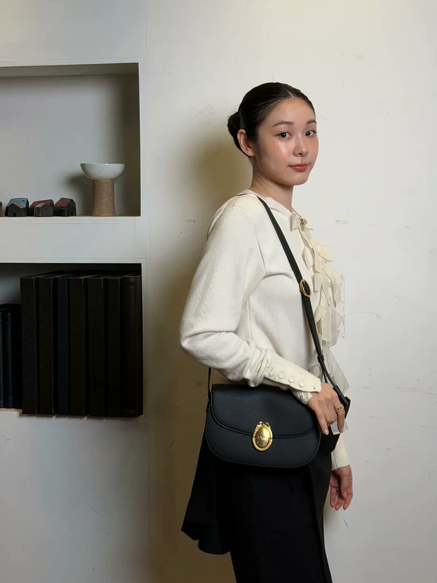 bandaling77's tweet photo. 연아 인스타그램
Dior Médaillon Flap Bag🖤 @Dior#Dior#DiorFall26
https://t.co/Jfxo7Bv7Mw https://t.co/tWEZqZjWZS