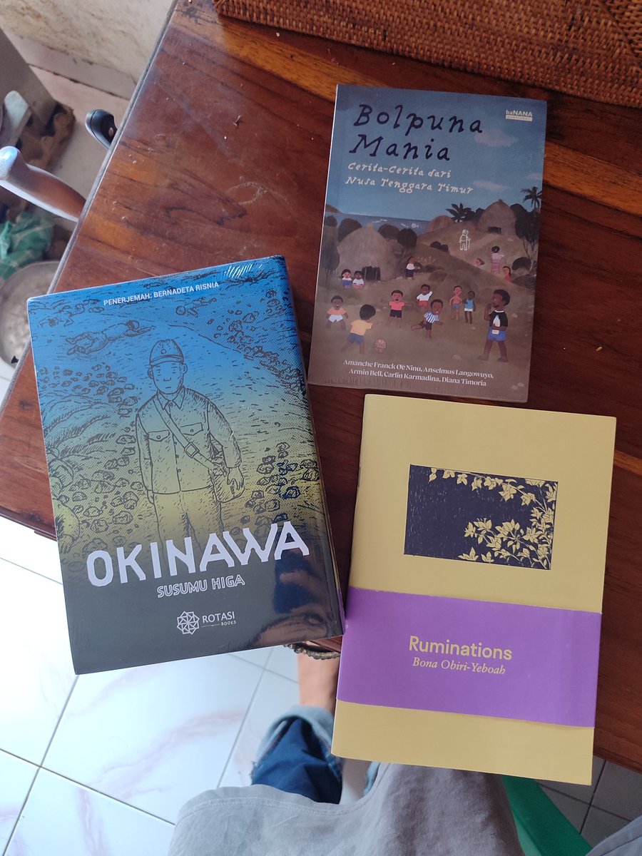 Tayutter's tweet photo. ただいま、アタンブア。
届いていた本を開封。沖縄の漫画家、比嘉慂さんの作品集（インドネシア訳）、オーストラリアに住むガーナ系ディアスポラ作家の詩集ZINE、それから東ヌサトゥンガラのお話。 https://t.co/YQIwm3dWGK