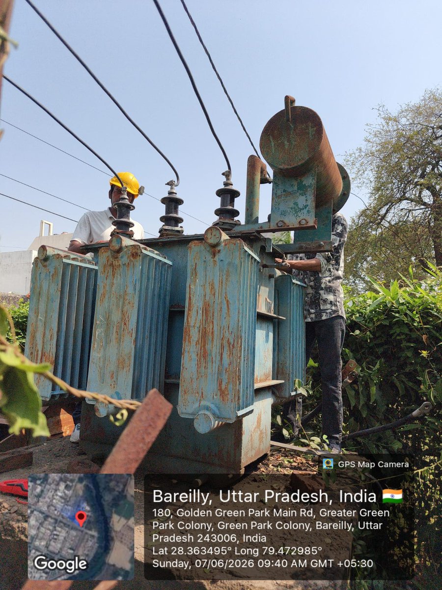 CEBareilly1's tweet photo. हरूनगला विद्युत उपकेन्द्र के अन्तर्गत गोल्डन ग्रीन पार्क वाले परिवर्तक को नो लोड पर चेक करने का कार्य करते विद्युत कर्मी। @aksharmaBharat @UPPCLLKO @MVVNLmd @MVVNLHQ https://t.co/LFnxcnudUz