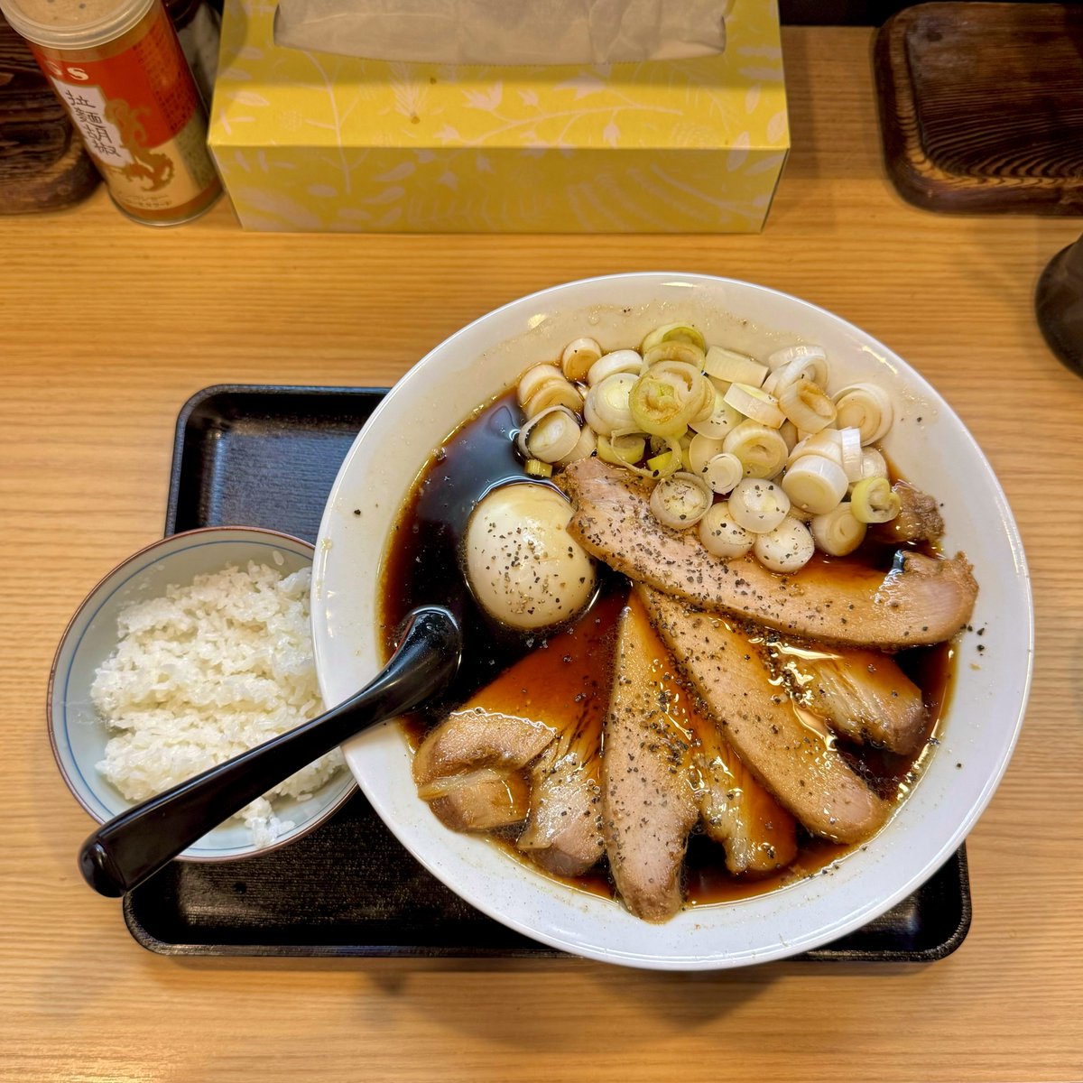 harapecoh29's tweet photo. らぁ麺 饗 @板橋
ブラックチャーシューラーメン¥1280
味玉¥150
小ライス¥150

富山ブラックの漆黒スープは醤油全開にブラックペッパーでショッパーでパンチ抜群！中細の微縮れ麺はブラックスープが染みて麺すらショッパー！豚バラチャーシューはスープがよく染みてライスにもよく合う！ご馳走様でした https://t.co/Yw3RUGcvlX