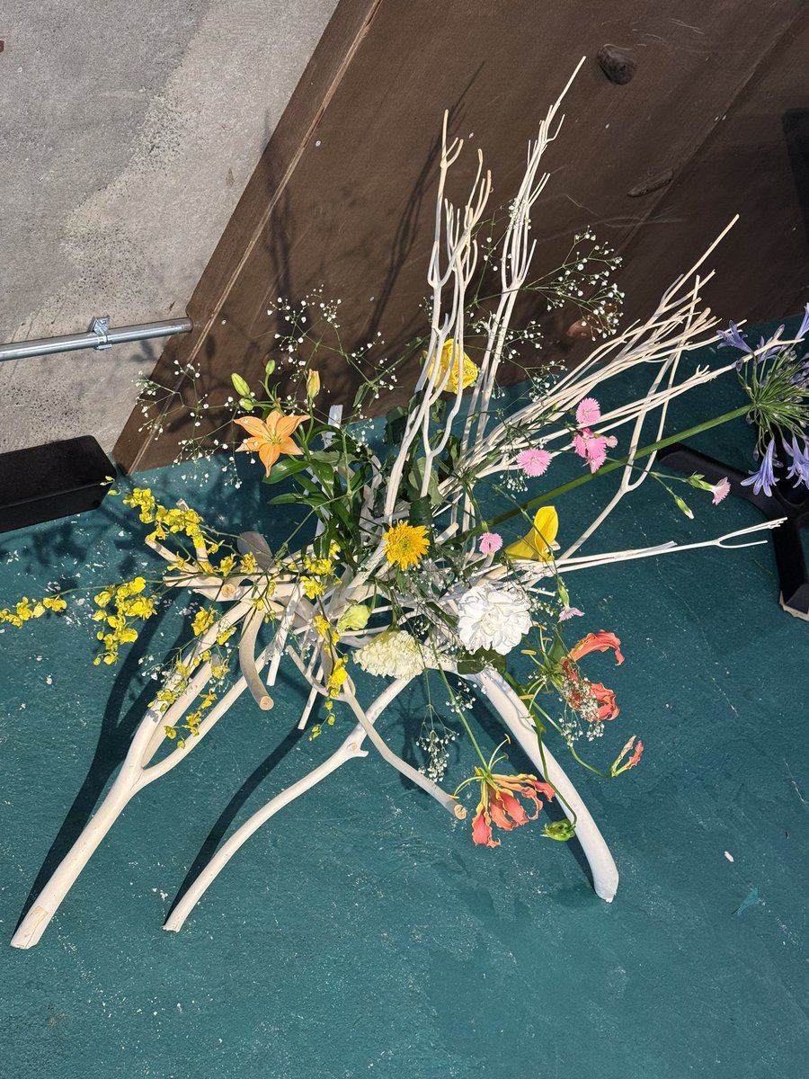 vitis_labrusca's tweet photo. Satyさんのいけばな個展にお邪魔してきました💐
明治神宮で生花展は見たことがあっても、個展は初めてなので、いろいろ興味深くじろじろ(言い方)見させて頂きました。
ゆっくり先生のお話も聞かせて頂いて、とても勉強になりました📝
#未生流中山文甫会 https://t.co/w8McZ1WYzg