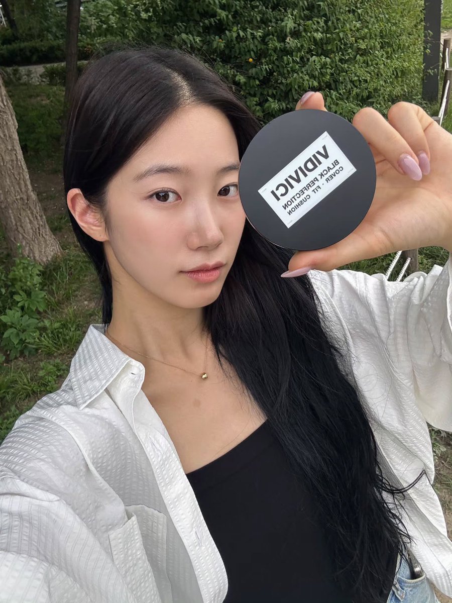 sserapics's tweet photo. zuhazana instagram update 

: Products that I use every day these days...
As expected, make-up is VIDIVICI🤍

#KAZUHA #카즈하
#LE_SSERAFIM #르세라핌 https://t.co/WfLUwhg03n