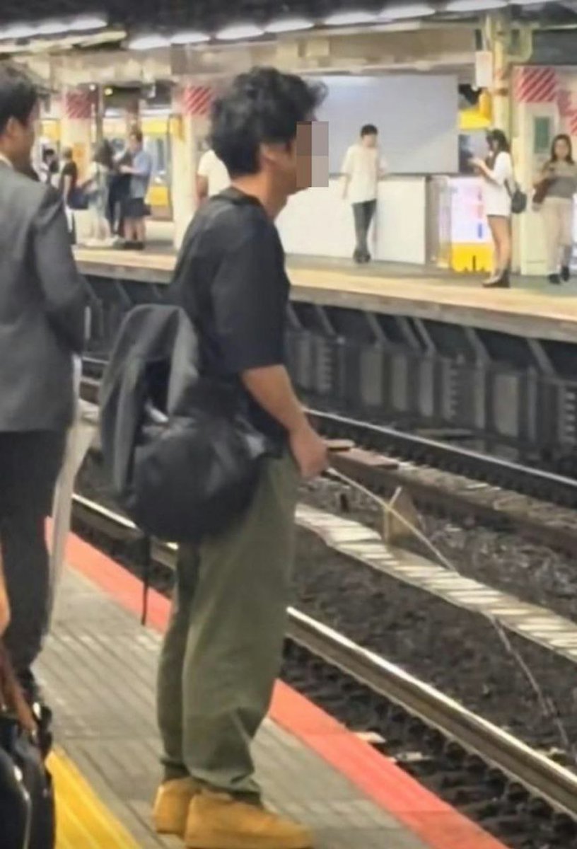 darkstillalive's tweet photo. Imagine living in a Tier-1 city in china 🇨🇳and still treating the public places  like a toilet https://t.co/JinOWJmFTY