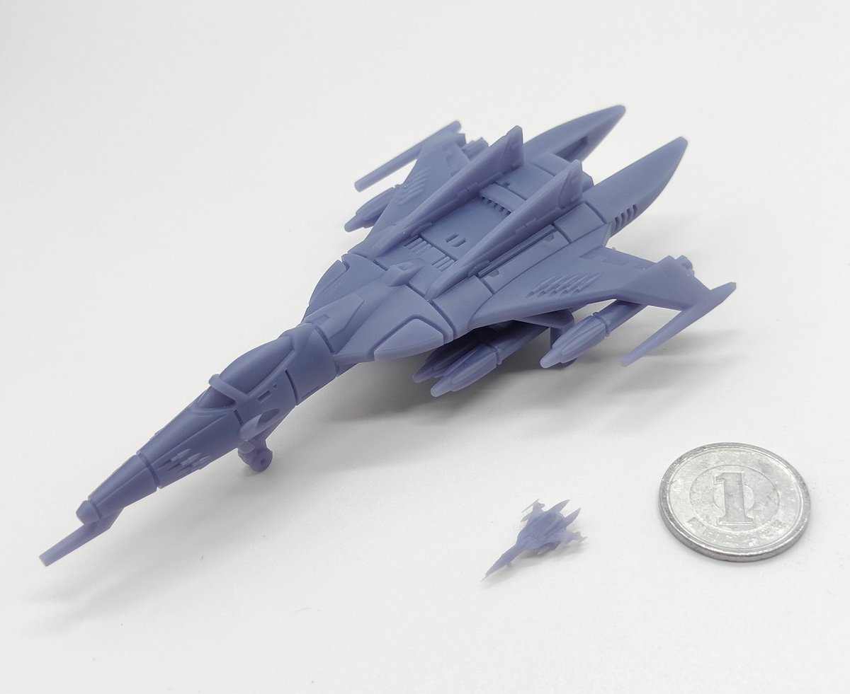 yumemi_aceport's tweet photo. 1/1000空間偵察機セット(2202)
写真1〜2枚目こちらも1/1000専用モデルをメカコレサイズで造形した撮影用見本です。これが1円玉に収まるサイズになったものが本商品(写真4枚目)です。空間偵察機は機体、レドーム、下部プローブの3パーツ構成となっています。 https://t.co/nLKc1YzhTj