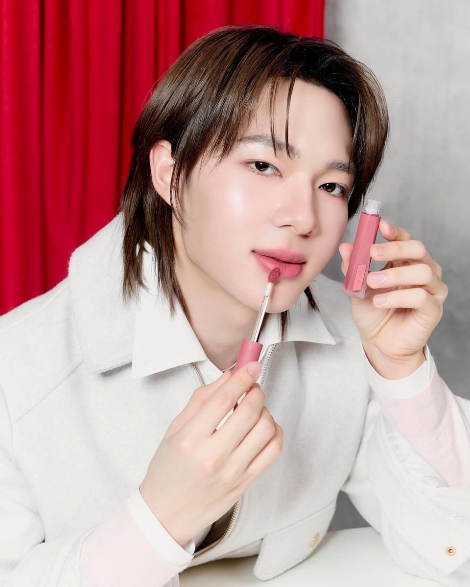 woainewofficial's tweet photo. 【☁️📷】
 ©️ fb : 3CE Thailand
 ©️ ig : 3cethailand_official
 ©️ tiktok : 3ce_thailand
 🗓 : 07.06.2026

เติมความหวานเฉดสีใหม่ 🍫 กับ 3CE THAILAND LIP MUSE รุ่นลิมิเต็ดอิดิชั่น ลุคชัวรี่ แรร์ไอเทม Legendary ขอบแดง ขอบทอง💄💋

#NUNEWxVELVETCHOCOMOUSSE

— @CwrNew ♡
#NuNew #NanaNu https://t.co/lztyTxjcc0
