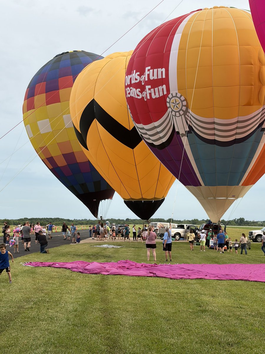 OldWorldballoon's tweet photo. Fun night at the Cameron Hotair Affair in Cameron, Missouri! Mother nature gave us a window to get some tether rides in and a glow! https://t.co/t1Wab0MfJy