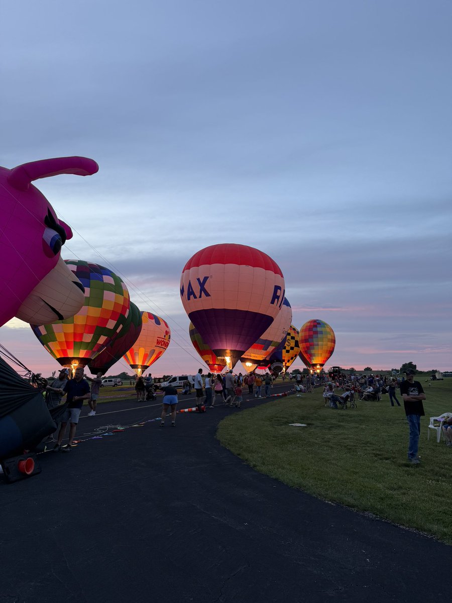OldWorldballoon's tweet photo. Fun night at the Cameron Hotair Affair in Cameron, Missouri! Mother nature gave us a window to get some tether rides in and a glow! https://t.co/t1Wab0MfJy