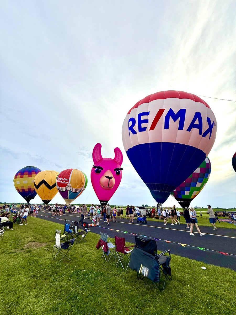 OldWorldballoon's tweet photo. Fun night at the Cameron Hotair Affair in Cameron, Missouri! Mother nature gave us a window to get some tether rides in and a glow! https://t.co/t1Wab0MfJy