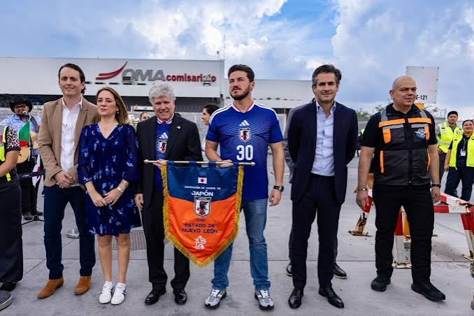 donppt13's tweet photo. #Futbol, para mi es ofensivo ver como algunas personas se humillan ante los jugadores mamones como los #Japoneses que ni los pelan y hacen ademanes de asco
                              PINCHES JAPONESES MOSTRANDO LA
                               REPUSIÓN POR LOS FANS DE MÉXICO https://t.co/vHjAA8hrv3