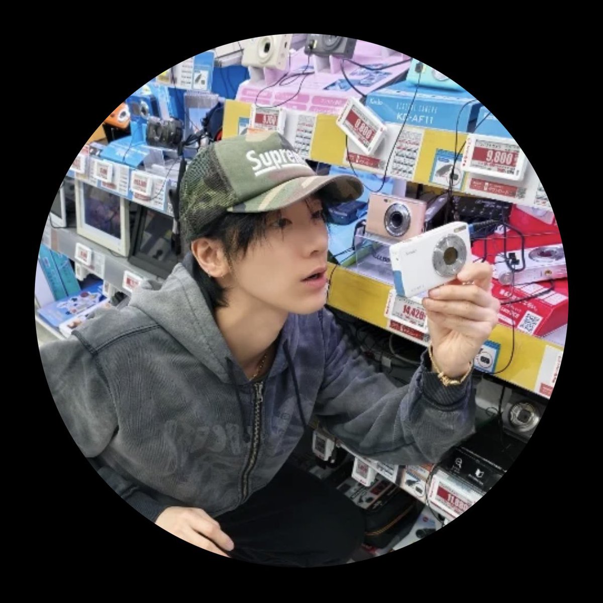 misskloss_1001's tweet photo. #TEN’s Xiaohongshu bio is so him📕:

𖤐 Chinese: kinda okay
𖤐 Cat slave 🐱
𖤐 Based in Seoul
https://t.co/knPIl72Cpw https://t.co/gs7JVAxzsp
