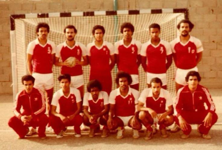 Y_Wahaib's tweet photo. شدوا الدفاع ياعيال " 
تتجدد لقاءات جيل كرة اليد العرباوية من خلال لقاء دوري يجمعهم كل ثلاثة أشهر يستحضرون من خلاله الماض�� الجميل بكل تفاصيله،
لن أتحدث هذه المرة عن هذا الاجتماع وما يدور فيه،
ولكنني سأتحدث عن هذا الجيل الجميل من اللاعبين الهواة الذين حفروا أسمائهم في تاريخ كرة اليد العرباوية ومن خلال ما حققوا من انتصارات على أرضية الملعب والتي لن ينساها الجمهور العرباوي وعشاق اللعبة ،حتى اضحى اسم العربي بارزاً في سماء كرة اليد ،
كانت الجماهير العرباوية تتفرد بالاهازيج الجميلة ومن تلك الاهازيج التي تزيد اللاعبين حماساً ونشاطاً -شدوا الدفاع ياعيال- (ماركة عرباوية) لدرجة ان الفريق المنافس  يظل لفترة طويلة من زمن المباراة لا يسجل أهدافاً ،في المقابل يتكفل نجم الفريق والمنتخب الاسطوري الكبتن عبدالله الوهيب رحمه الله في تسجيل معظم الاهداف ..
من عاصر الفريق في تلك الحقبة الزمنية لن ينسى تلك الذكريات والاهازيج الجميلة 
#المملكة_العربية_السعودية