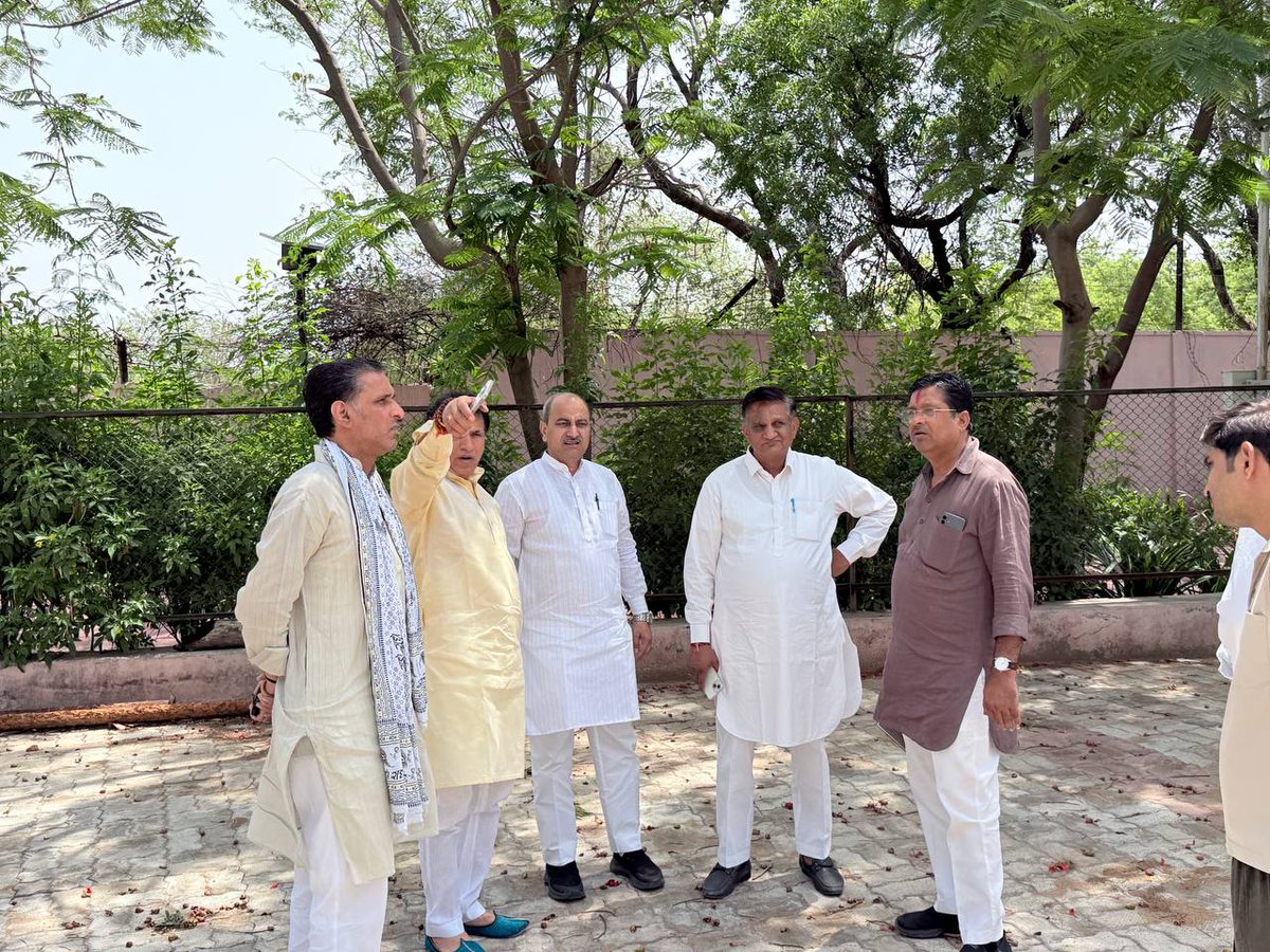 hariramranwa's tweet photo. आगामी 12 जून 2026 को जयपुर के एसएमएस स्टेडियम में आयोजित होने वाली भव्य 'प्राकृतिक खेती कार्यशाला' की तैयारियों को लेकर आज भाजपा किसान मोर्चा के प्रदेश अध्यक्ष श्री @KailashBaytu जी के साथ कार्यक्रम स्थल का निरीक्षण किया।

​कार्यशाला को ऐतिहासिक और किसानों के लिए अत्यंत लाभकारी बनाने के लिए व्यवस्थाओं का जायजा लिया। आदरणीय प्रधानमंत्री श्री @narendramodi जी के 'रसायन मुक्त खेती' के संकल्प को धरातल पर उतारने के लिए भाजपा किसान मोर्चा पूरी तरह प्रतिबद्ध है।