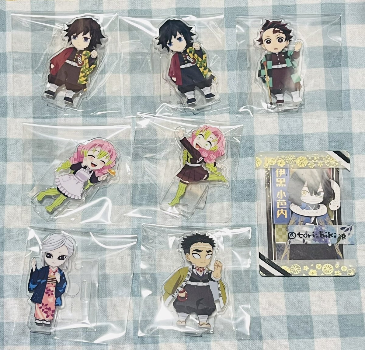 tori_hiki_p's tweet photo. 【交換】繋がる大集合アクリルスタンド

(譲)
立志編　炭治郎、禰豆子、善逸
柱稽古編　◎義勇、炭治郎、◎蜜璃、悲鳴嶼、あまね

(求)
👑幼少期 無一郎、錆兎＞堕姫、伊黒、玉壺、無一郎　各1 ※絵柄3枚目参照

錆兎は友人分。
◎は👑との交換、玉壺は👑含む交換のみ。 https://t.co/KU7qLvQw3Y