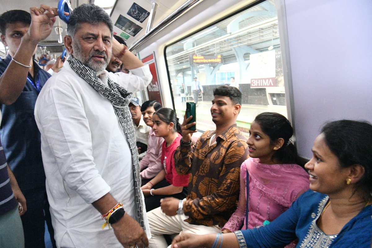 BalooET's tweet photo. Karnataka CM @DKShivakumar made a refreshing beginning today by taking metro from Vidhana Soudha to Silk Institute on way to his constituency Kanakapura. He decided not to go by congested Kanakapura road as it would inconvenience citizens. @ETPolitics https://t.co/WZI0Z6BUlv