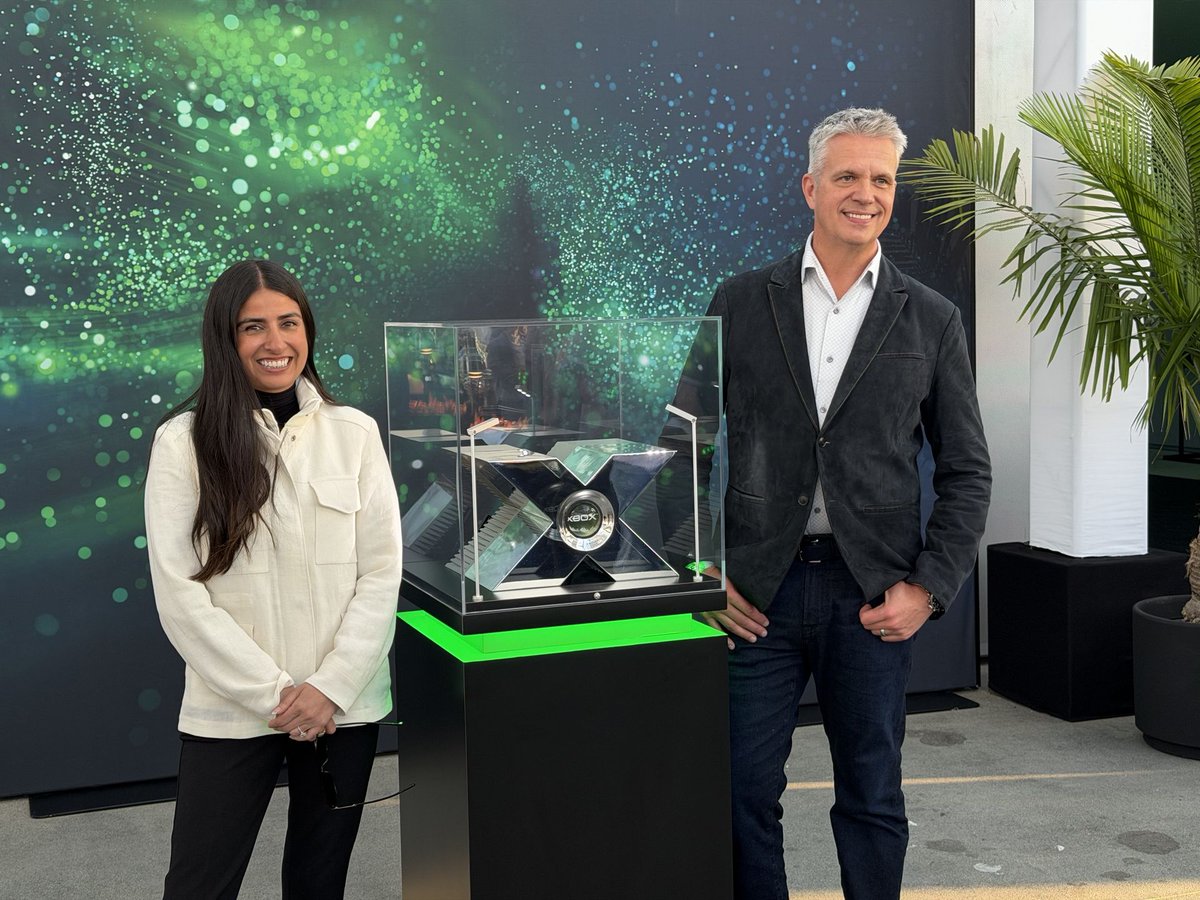 game_watch's tweet photo. XBOX前夜祭に、新XBOX CEOのAsha Sharma氏が登場【XGS】　XBOXの新しいリーダーシップに期待。会場には25周年を祝う初代プロトタイプも https://t.co/S1tMaNWP9w https://t.co/DVAqLjthVZ