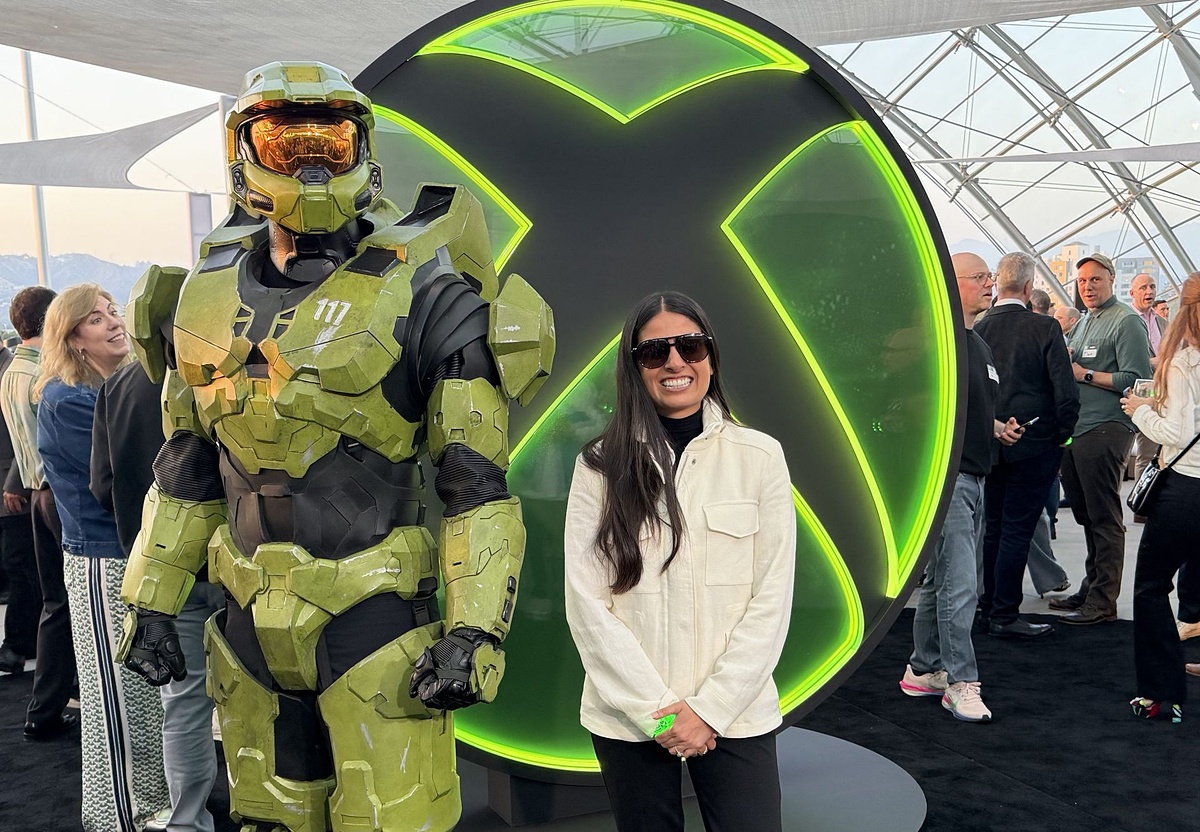 game_watch's tweet photo. XBOX前夜祭に、新XBOX CEOのAsha Sharma氏が登場【XGS】　XBOXの新しいリーダーシップに期待。会場には25周年を祝う初代プロトタイプも https://t.co/S1tMaNWP9w https://t.co/DVAqLjthVZ