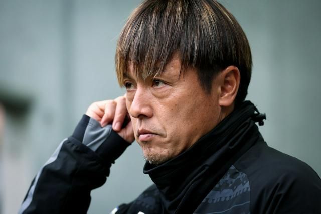 asahicom's tweet photo. 遠藤保仁のPKの極意「相手の足首見ない」　運か技術か…職人の答え
https://t.co/GDtsFDzbg2

　シュートコースはどう選んでいたのか。　この答えも明快だった。

　「上に蹴ったら、ほぼ入ります」

　単純にGKの手が届く範囲を避ける。よって狙うのはゴール両端下も含めた四隅だ。

勇気や度胸も必要とはしつつ、「プロであればそれくらいの技術は当たり前に持っている」。注目が集まる中で、普段通りのキックができるかに尽きる、ということだ。

　「いいコースに蹴ればほぼ入る。そこに蹴れるかは、メンタルも大事だけど、最後は技術」