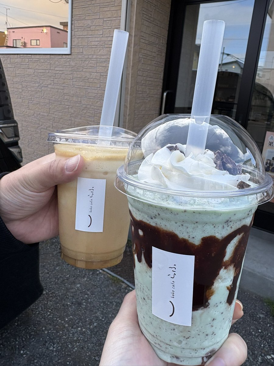 kinakomochi0306's tweet photo. らふさん@bakecafe1 へ
クッキーボムと期間限定販売中のKODAMAスコーン✨

チョコミントフラッペの季節です😊 https://t.co/NyP5Lb7oRg